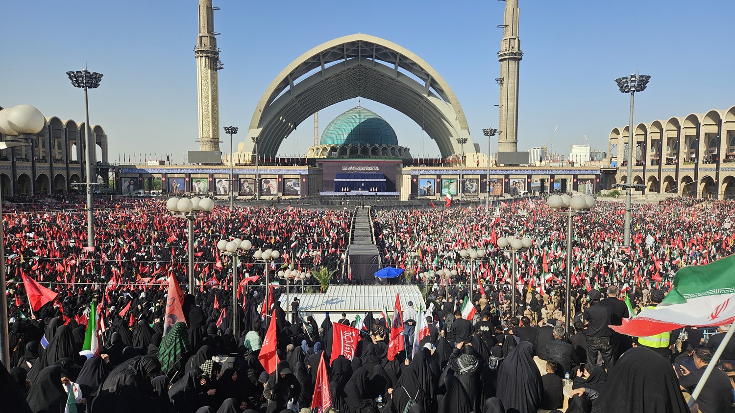 تهران در قاب تشییع؛ حضور گسترده عزاداران در مراسم وداع با قائد شهید امت اسلام در تهران