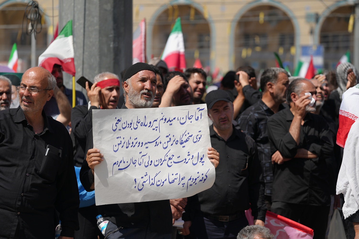 تهران در قاب تشییع؛ حضور گسترده عزاداران در مراسم وداع با قائد شهید امت اسلام در تهران
