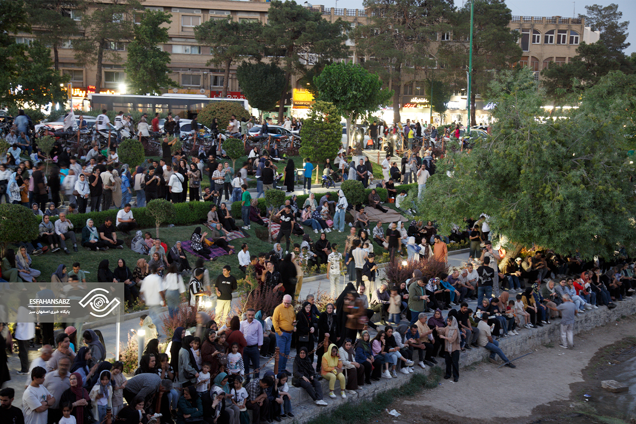 بازگشت زندگی به قلب اصفهان؛ استقبال گسترده شهروندان از جاری شدن زاینده‌رود