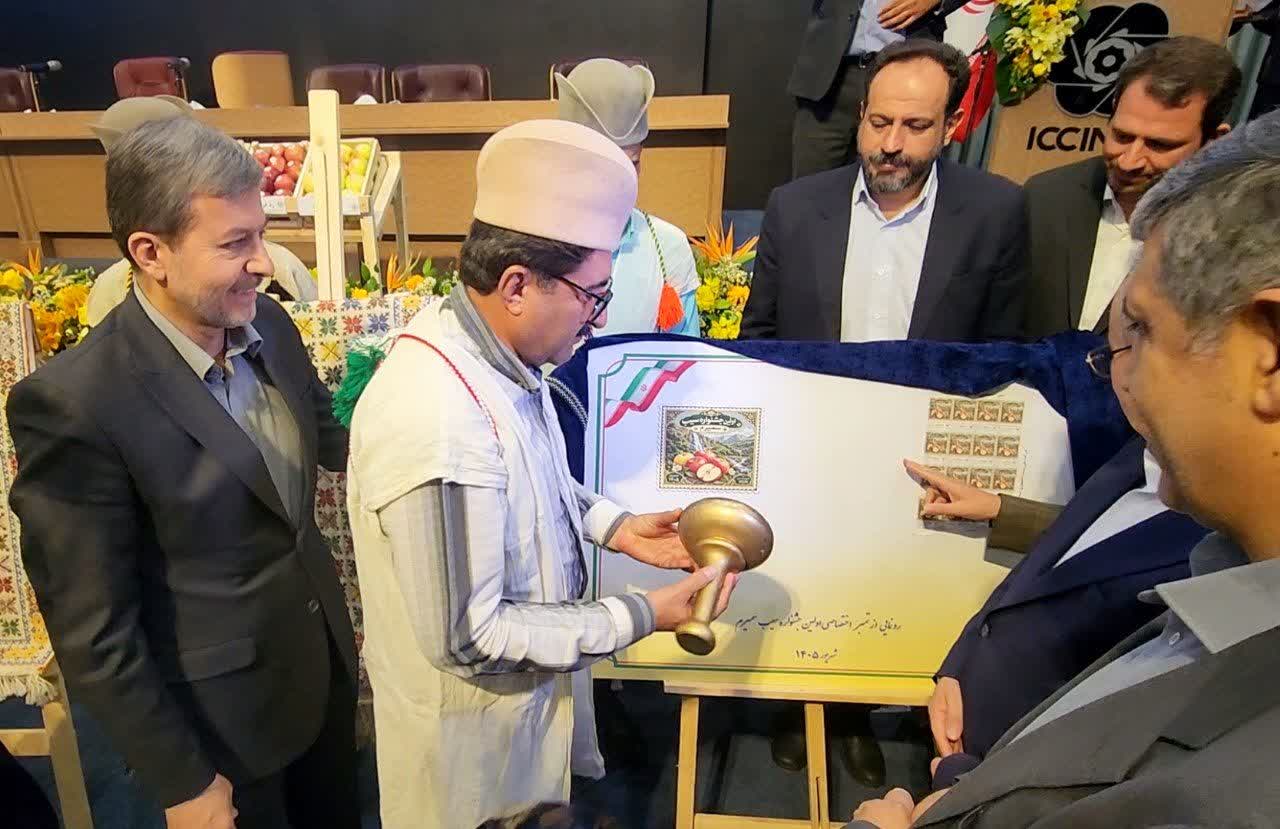 ظرفیت افزایش بهره‌وری تولید سیب در اصفهان تا چند برابر وجود دارد؛ رونمایی از تمبر «سیب سمیرم»